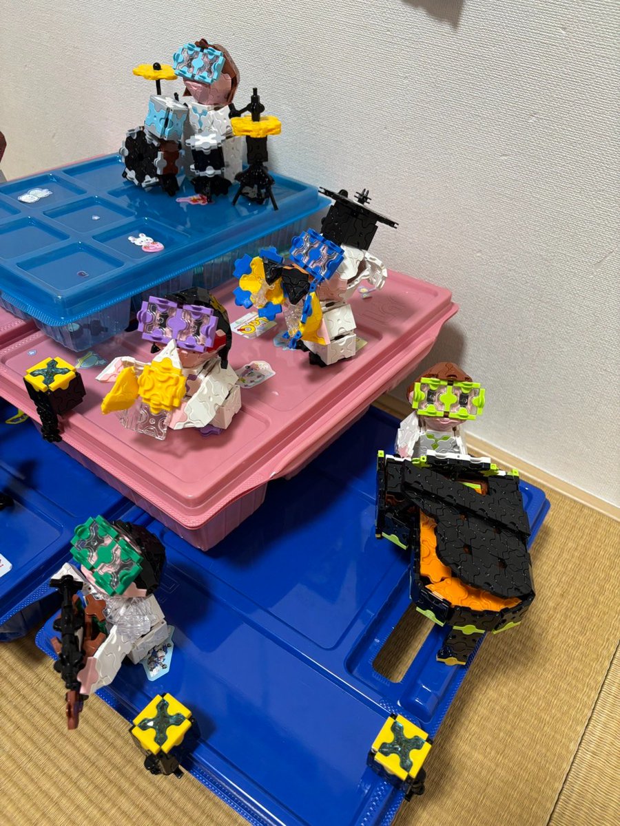 metal0215's tweet photo. ニックネーム：めんだこ
タイトル：ハカセ楽団
年齢：10
 @LaQbl  #LaQ芸術祭2025夏の陣フリー
 ハカセレッドの頭にメトロームが！
ヨシノとハカセラベンダーも仲間入りで後ろには大きいLaQのロゴもあります！
誰が何の楽器か当ててみてね！ https://t.co/fNhacVLeKg