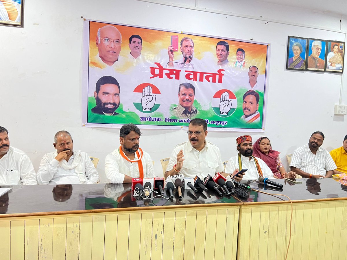 आज अनूपपुर कांग्रेस कार्यालय में क्षेत्र की तमाम जनसमस्याओं को लेकर पत्रकार वार्ता की। इसमें बिजली, सड़क, रोजगार, किसानों और युवाओं से जुड़े मुद्दों पर सरकार की नाकामियों को उजागर किया।

इस दौरान मेरे साथ क्षेत्र के विधायक श्री फुंदेलाल मार्को सहित कांग्रेस पार्टी के अन्य वरिष्ठ