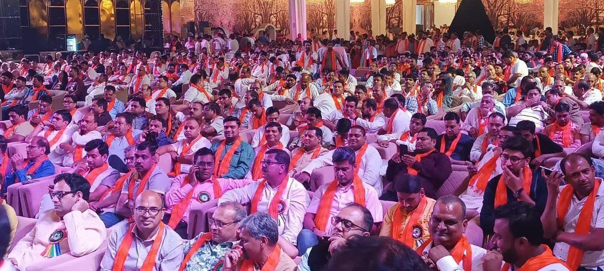 Vinay_Agarawal's tweet photo. माननीय राष्ट्रीय अध्यक्ष अखिलेश यादव जी नोएडा में इतना बड़ा विशाल वैश्य समाज का आयोजन हुआ लेकिन आपकी पार्टी से जुड़े वैश्य समाज के लोग इस आयोजन में सम्मिलित नहीं हुए क्या आपको या आपकी पार्टी के कार्यकर्ता को वैश्य समाज की वोट नहीं चाहिए? https://t.co/zJ8qxeuoWN