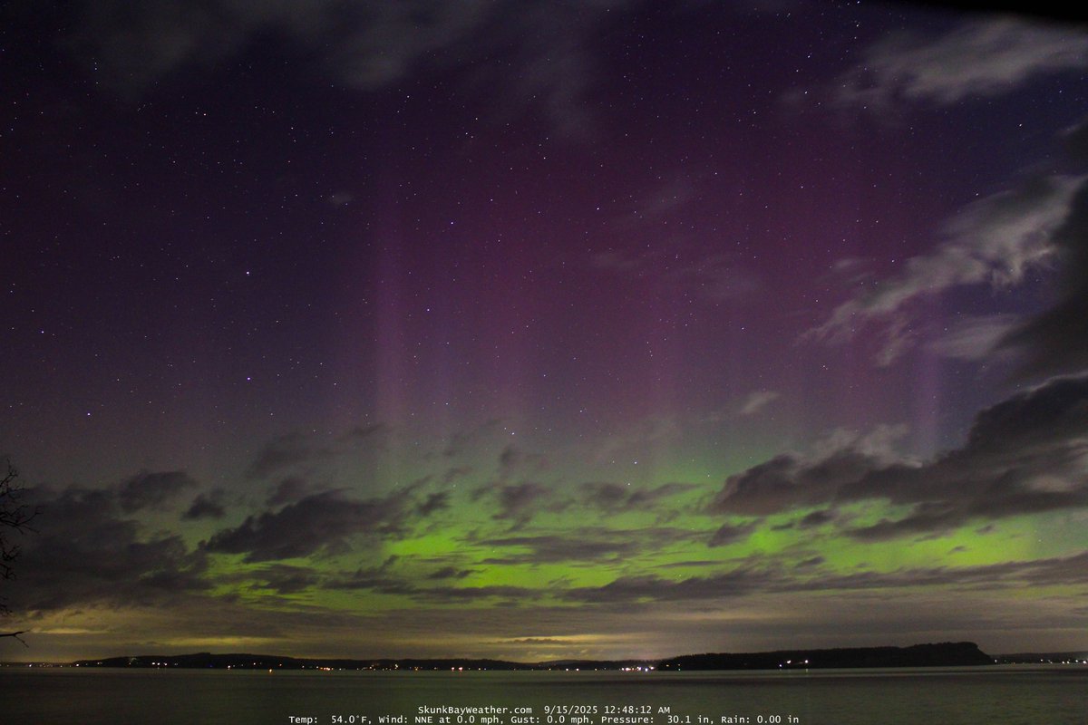 A very nice "surprise" show last night. #wawx <a href="/NWSSeattle/">NWS Seattle</a> <a href="/ScottSeattleWx/">Scott Sistek</a> <a href="/CraigHerreraTV/">Craig Herrera</a> <a href="/ShannonODKOMO/">Shannon O'Donnell</a> <a href="/GWaldenWeather/">George Waldenberger</a> <a href="/Rebecca_Weather/">Rebecca Stevenson</a> <a href="/stellasunwx/">Stella Sun</a> <a href="/AClaibonWx/">Adam Claibon</a> <a href="/AshleyRuizWx/">Ashley Ruiz</a> <a href="/MorganKIRO7/">Morgan Palmer</a> <a href="/NickAllardKIRO7/">Nick Allard</a> <a href="/BMacTV/">Brian MacMillan</a> <a href="/ClaireA_Wx/">Claire Anderson</a> <a href="/timdurkan/">Tim Durkan Photography</a> <a href="/WeatherNation/">WeatherNation</a> <a href="/TamithaSkov/">Dr. Tamitha Skov</a>