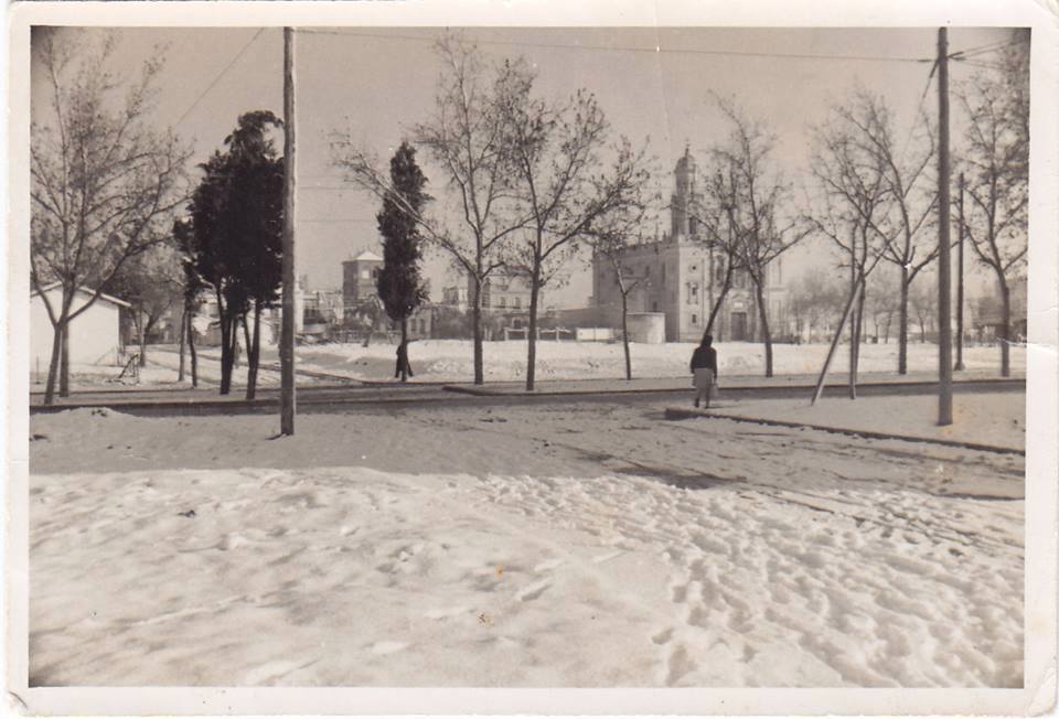 SevillaInsolita's tweet photo. Entorno de la gran Plaza durante la última gran nevada.

Año 1954. https://t.co/yyz1Maj5sf