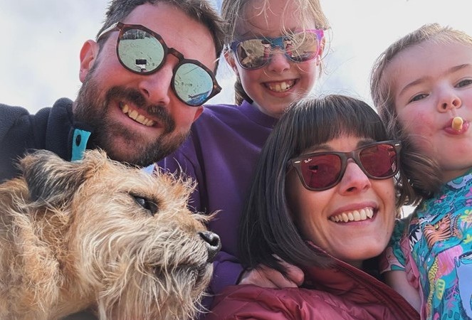 Yn y llun mae Sean Thomas gyda'i deulu hyfryd, Mae Sean yn herio #IronmanWales ar 21 Medi i godi arian ar gyfer Gwasanaeth Diabetes Pediatrig gorllewin Cymru. 🏊‍♂️ 🚴 🏃

Darllen y stori’n llawn: elusennauiechydhyweldda.gig.cymru/newyddion/newy…

Gallwch gyfrannu yma:  justgiving.com/page/sean-thom…