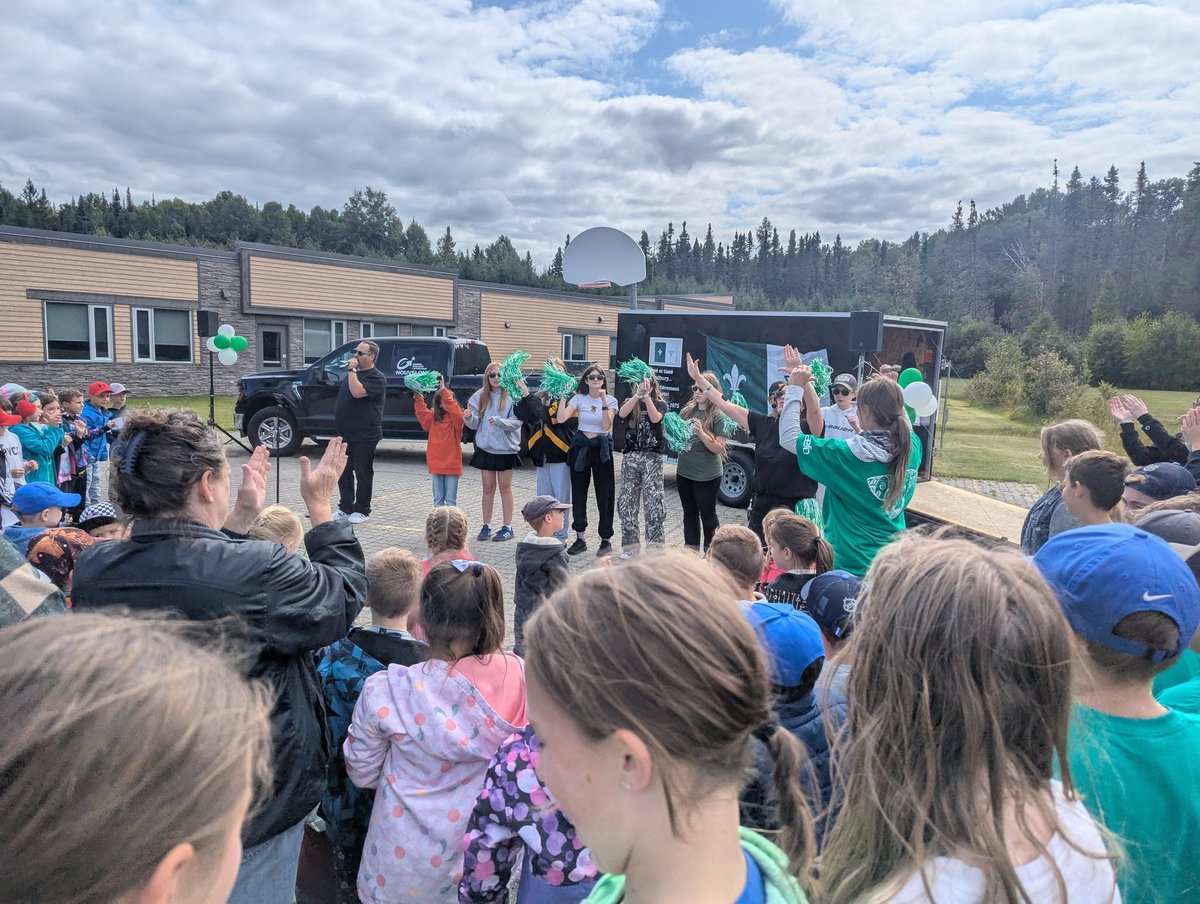 En 4 jours, la tournée FRANCO-FIERS au CSC Nouvelon en a fait du chemin! 8 communautés, 10 écoles, 931 élèves, et 1 705 km pour célébrer avec nos écoles dans la région d’Algoma! Cette semaine, la tournée se poursuit dans la région du Grand Sudbury!

ici.radio-canada.ca/ohdio/premiere…