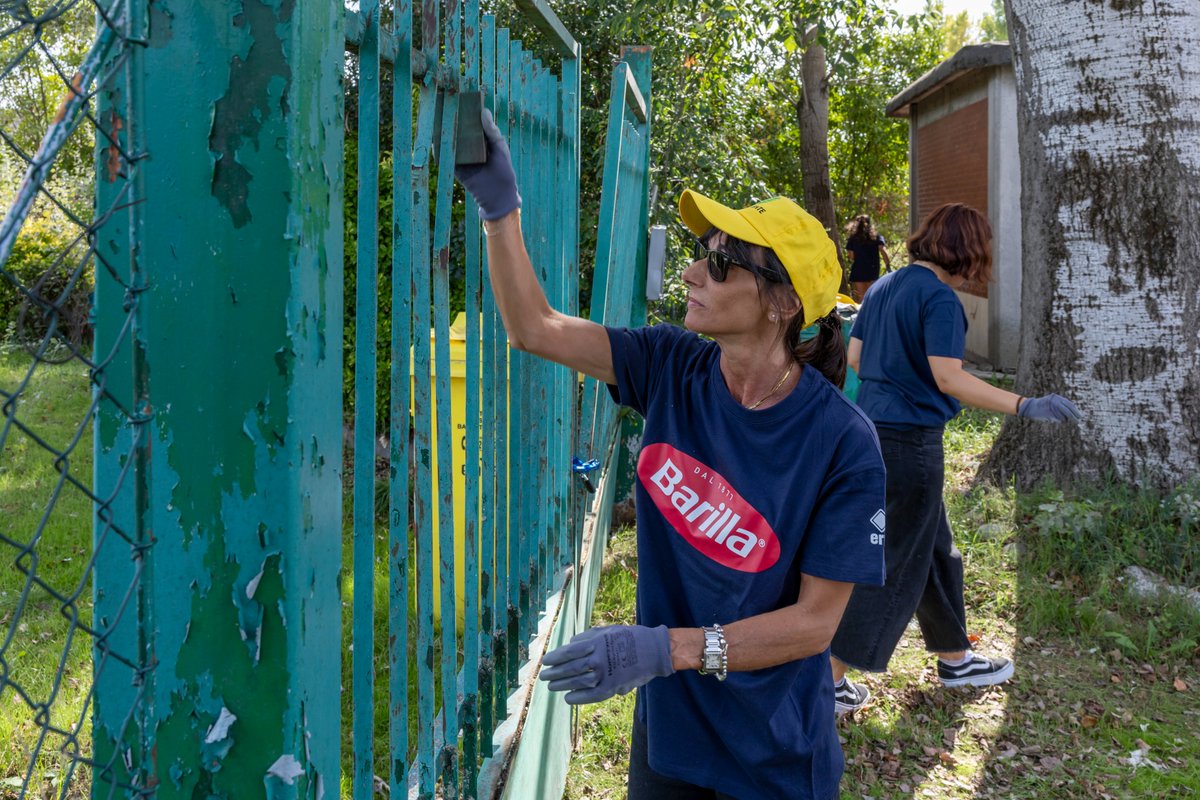 🌿 Insieme facciamo la differenza! 
Oltre 40 #BarillaPeople hanno partecipato alla pulizia del campo da calcio di via Mercalli a #Parma. Un pomeriggio di volontariato, sorrisi e sostenibilità organizzato dal nostro #ERG #BeKindToNature con <a href="/Legambiente/">Legambiente</a>. 
#InsideBarilla