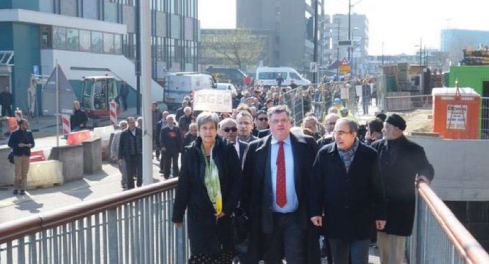 Wat een ziek land is NL. Bij een feitelijke cartoon over asiel en ‘n oproep tot minder minder is de wereld te klein en sta je ten onrechte jaren voor de rechtbank maar als je #BobVylan heet en oproept tot geweld en een nieuwe jodenjacht mag je optreden van Bruls en zwijgt het OM.