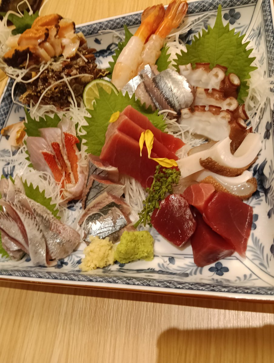 HTl7xsGUI29UBa3's tweet photo. 伊勢海老うまい！現地だと割安ですな、最近は豊漁だとか( '༥'  )ŧ‹"ŧ‹" https://t.co/EA6tUxGUIZ