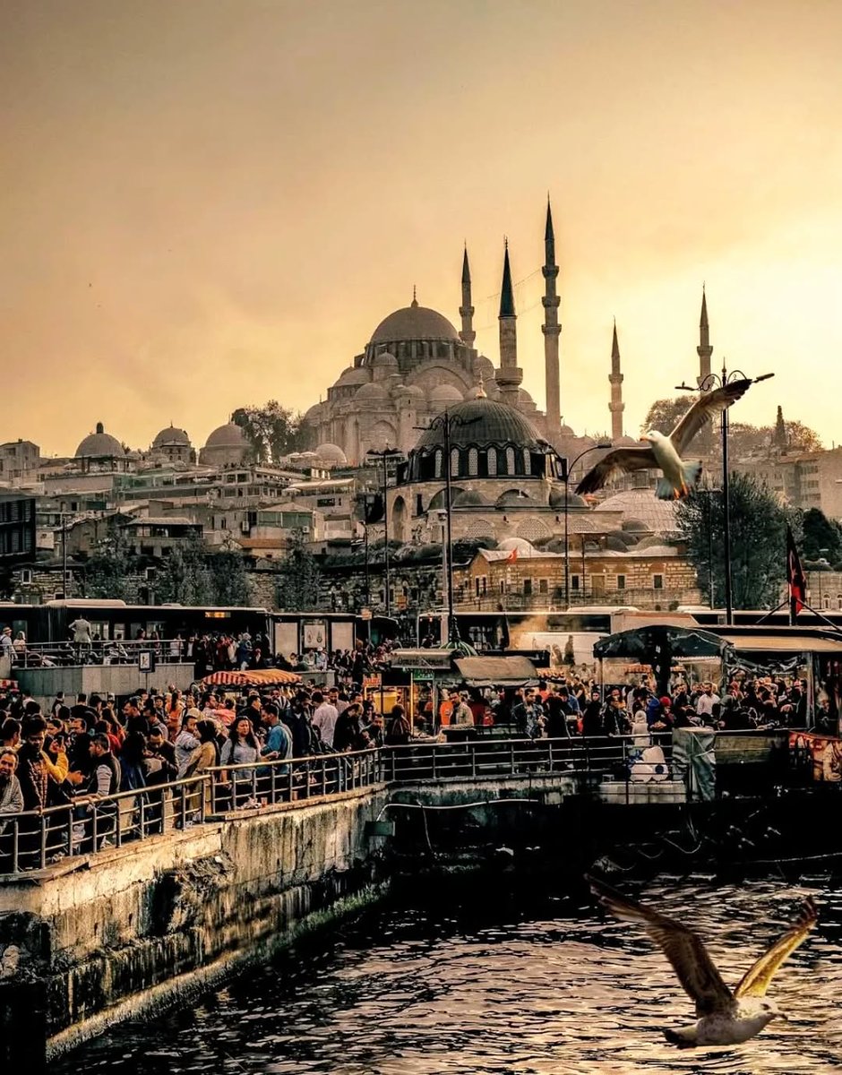 Good evening İstanbul .... 🧡 

📸 : tarkanbarann 👏