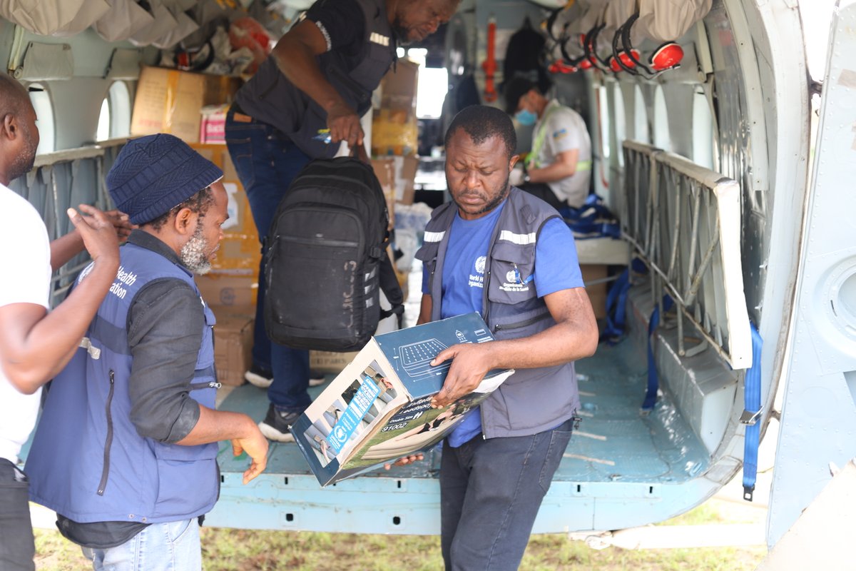 OMSRDCONGO's tweet photo. Nous soutenons @MinSanteRDC, @inrb_kinshasa & @labgenpath pour des diagnostics performants sur le terrain à #Bulape🇨🇩, zone de santé touchée par #Ebola. @WHO a fourni aujourd'hui 200 cartouches #GeneXpert Ebola ainsi que d'autres intrants vitaux de laboratoire pour cette riposte. https://t.co/9ajQhS16Hc