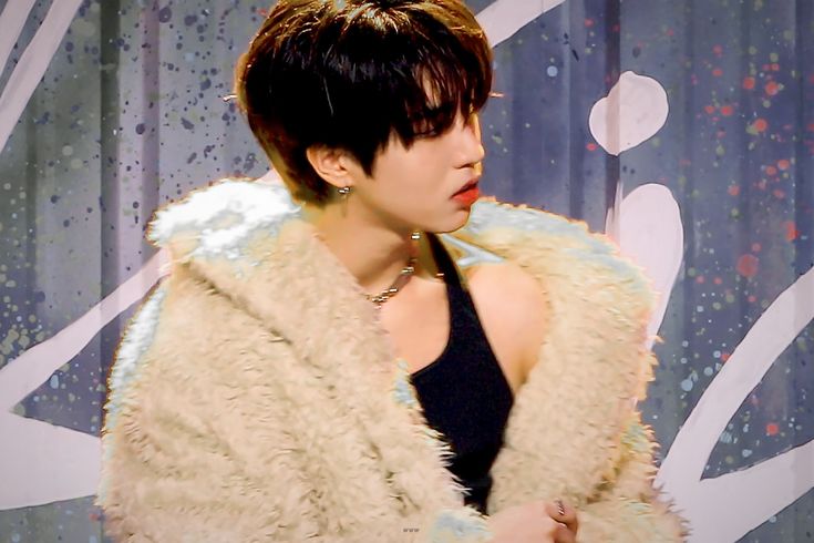 #minsung au #abo | Floreamus una.

Para Minho, reencontrar Jisung depois de tantos anos deveria ser algo simples. Mas é um pouco difícil de lidar quando seu melhor amigo de infância já não é mais o ômega desajeitado de antes e sim o cara mais gostoso que ele já viu.