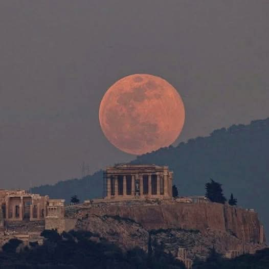 La Acrópolis de Atenas se alza como un símbolo atemporal de la antigua civilización griega, encaramada majestuosamente sobre la ciudad moderna. En su corazón se encuentra el Partenón, una maravilla arquitectónica dedicada a la diosa Atenea. Construido en el siglo V a. C., este