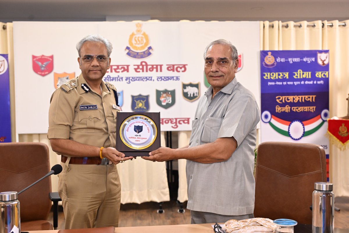 मुख्य अतिथि प्रो. हरिनारायण मिश्रा ने हिंदी की सांस्कृतिक समृद्धि, वैज्ञानिक संरचना व प्रशासनिक क्षमता पर प्रकाश डालते हुए कहा—
"हिंदी केवल हमारी मातृभाषा नहीं, बल्कि प्रशासनिक व तकनीकी कार्यों में भी पूरी तरह सक्षम है।" #राजभाषा #SSB #HindiMatters
<a href="/PIBHomeAffairs/">PIB - Ministry of Home Affairs</a> <a href="/SSB_INDIA/">Sashastra Seema Bal</a>