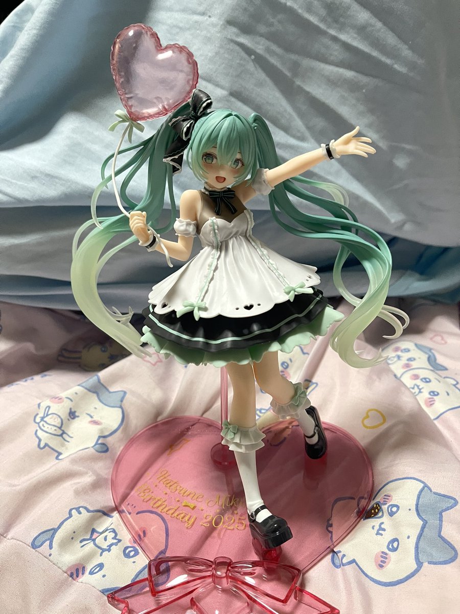 ひとつしかなくて開封するのが勿体無い…！とか言ってたら、ひろぴーから飾る用のミクさんを頂いたので開封。感謝。
可愛い。
可愛すぎかよ。