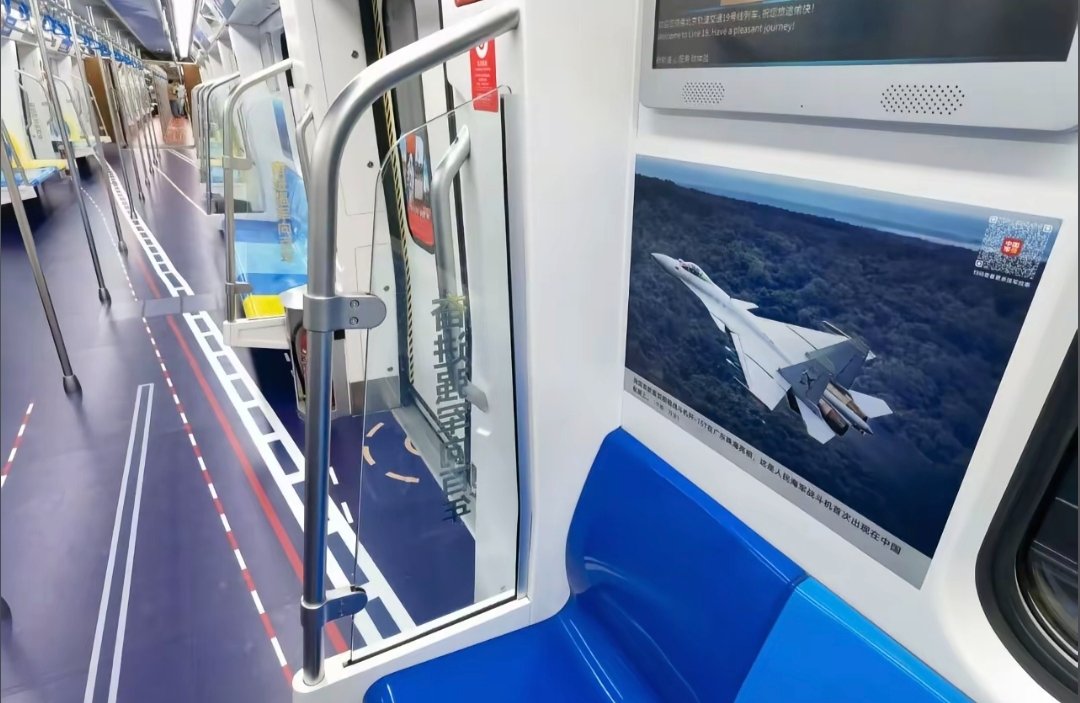 DKZ401002's tweet photo. 【北京の地下鉄19号線、新しいテーマ列車が登場】「九三閱兵」をテーマにした列車が運行開始！「新時代の中国国防」をテーマとし、一部車両の床には遼寧艦空母の甲板デザインのステッカーが貼られている。国防元素と公共交通の融合、興味深い試みだ。
#海外鉄 #地下鉄 #北京交通 #鉄道愛好者 #北京観光 https://t.co/VrxTj7zJhx