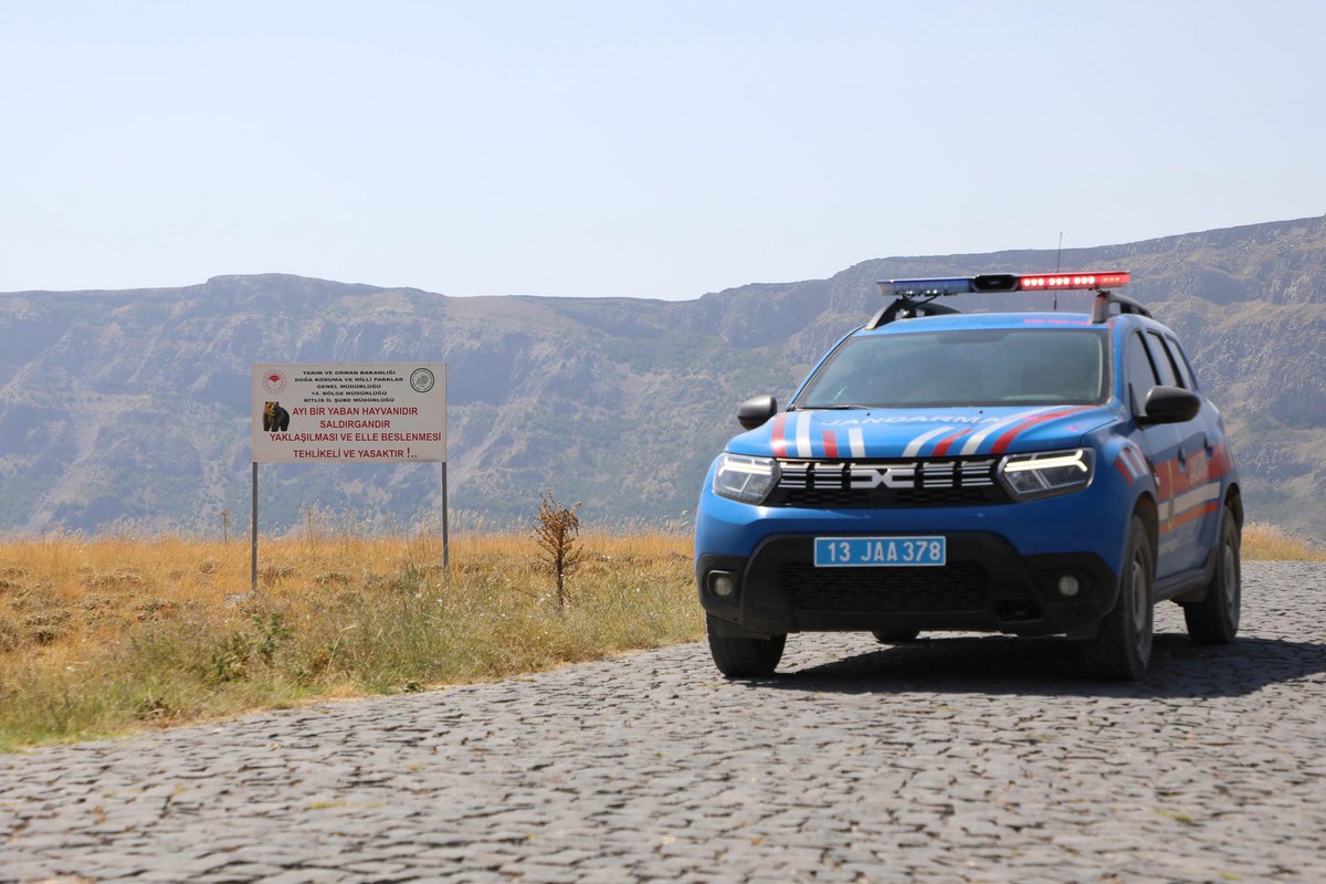 📍 Nemrut Kalderası Tabiat Anıtı (Nemrut Krater Gölü)
🌿 Doğamızı koruyalım, güvenle gezelim!

⚠️ Hem Güvenliğiniz Hem Doğa İçin:
🐻 Boz ayılara yaklaşmayın, elle beslemeyin.
🔥 Ateş ve mangal yakmak yasaktır.
🗑️ Çöplerinizi doğaya bırakmayın, çöp kutularına atın.
🚫 🏊‍♂️ Göle