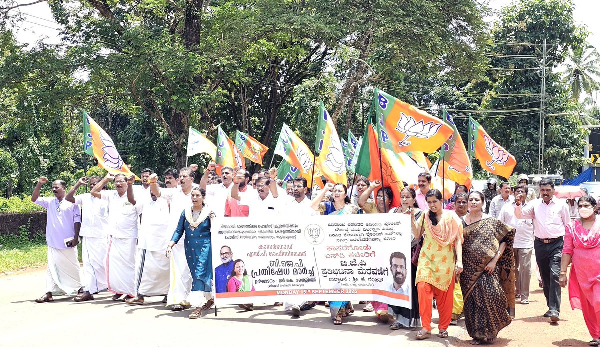 AshwiniML2's tweet photo. The BJP Kasaragod District Committee staged a march to the SP’s office protesting against the growing police atrocities and demanding comprehensive reforms in the police force.
#PoliceForVikasitaKeralam #PeopleFriendlyPolicing #AccountablePolicing #BJP4VikasitaKeralam
@RajeevRC_X @CPIMKerala
