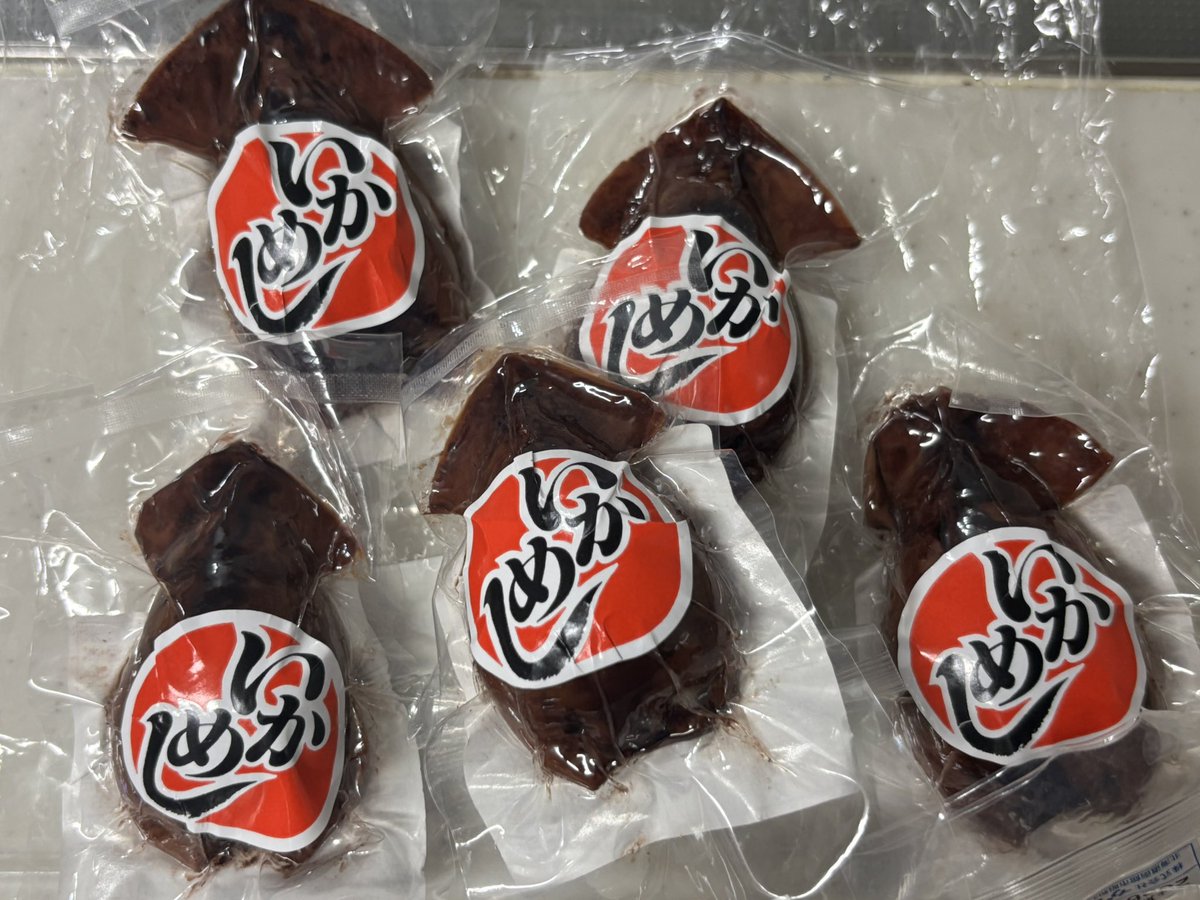 今日は2くちサイズのイカ飯をいただいたので、日本酒と一緒に😋🍶🦑