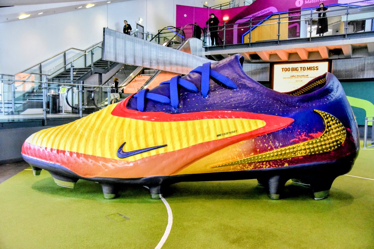 FootballMuseum's tweet photo. TOO BIG TO MISS

@nikefootball builds the biggest football boot ever made for @ErlingHaaland .

See it here in all its ridiculously massive glory for one week only. https://t.co/kgWxQQGHVw