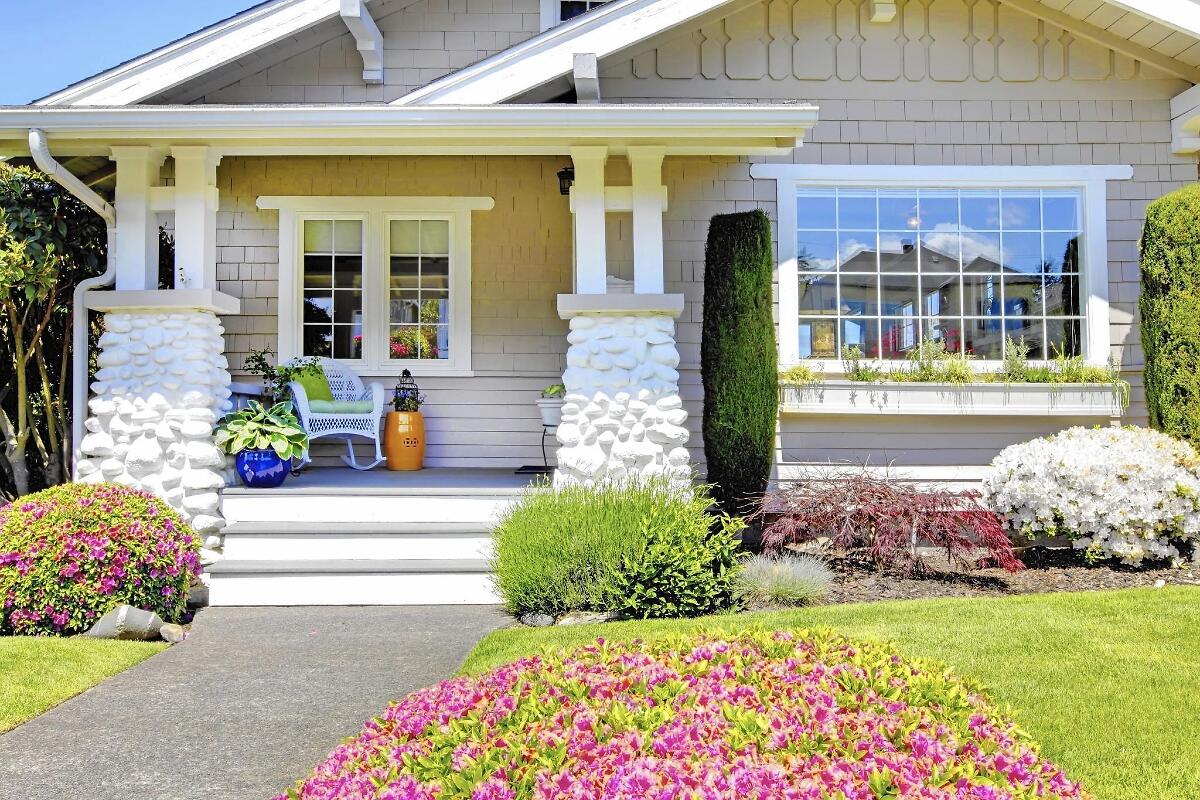 OliverBvB's tweet photo. Selling and buying a house at the same time can feel like a high-stakes juggling act, especially in today’s market, where high interest rates and steep prices have slowed sales to some of their lowest levels in three decades. https://t.co/eA0EHEMf3E https://t.co/wsPRVhUpV4