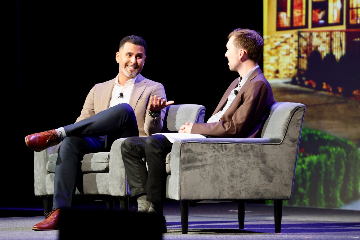 Wirelessnerd's tweet image. Chris Padilla at #FSTec25 from Dine Brands @DineCareers speaking about how they leverage digital for @Applebees @IHOP & @fuzzystacoshop .. needs to be strong: 25% of sales are off-prem at IHOP & Applebees. Using #AI for recommendations is key - about 50% of orders use it!