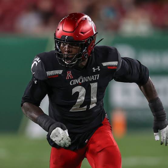 Evan Weinberg (@evanweinberg20) on Twitter photo After a great conversation with <a href="/CortBraswell/">Coach Cort Braswell</a> I am excited to have received an offer from <a href="/GoBearcatsFB/">Cincinnati Football</a> 
<a href="/ZachGrantUC/">Zach Grant</a> <a href="/Coach_Cass/">Cass Simmons</a> <a href="/Coach_Wilhite/">Ryan Wilhite</a> <a href="/Coach__Dwyer/">Jake Dwyer</a> <a href="/Coach__Cripe/">Dillon Cripe</a> After a great conversation with <a href="/CortBraswell/">Coach Cort Braswell</a> I am excited to have received an offer from <a href="/GoBearcatsFB/">Cincinnati Football</a> 
<a href="/ZachGrantUC/">Zach Grant</a> <a href="/Coach_Cass/">Cass Simmons</a> <a href="/Coach_Wilhite/">Ryan Wilhite</a> <a href="/Coach__Dwyer/">Jake Dwyer</a> <a href="/Coach__Cripe/">Dillon Cripe</a>