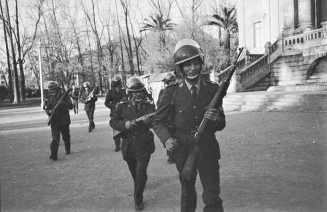 RadioUmbral's tweet photo. 15 de septiembre 1973 
Son asesinados en la vía pública Miguel Antonio Díaz León 18 años y Angel Daniel Espinoza Valenzuela 21 .
Ambos comerciantes sin militancia política  habían sido detenidos por Carabineros  el 12 de septiembre en Quinta Normal 
No Olvidamos 
No Perdonamos https://t.co/Wtkbu9HV86
