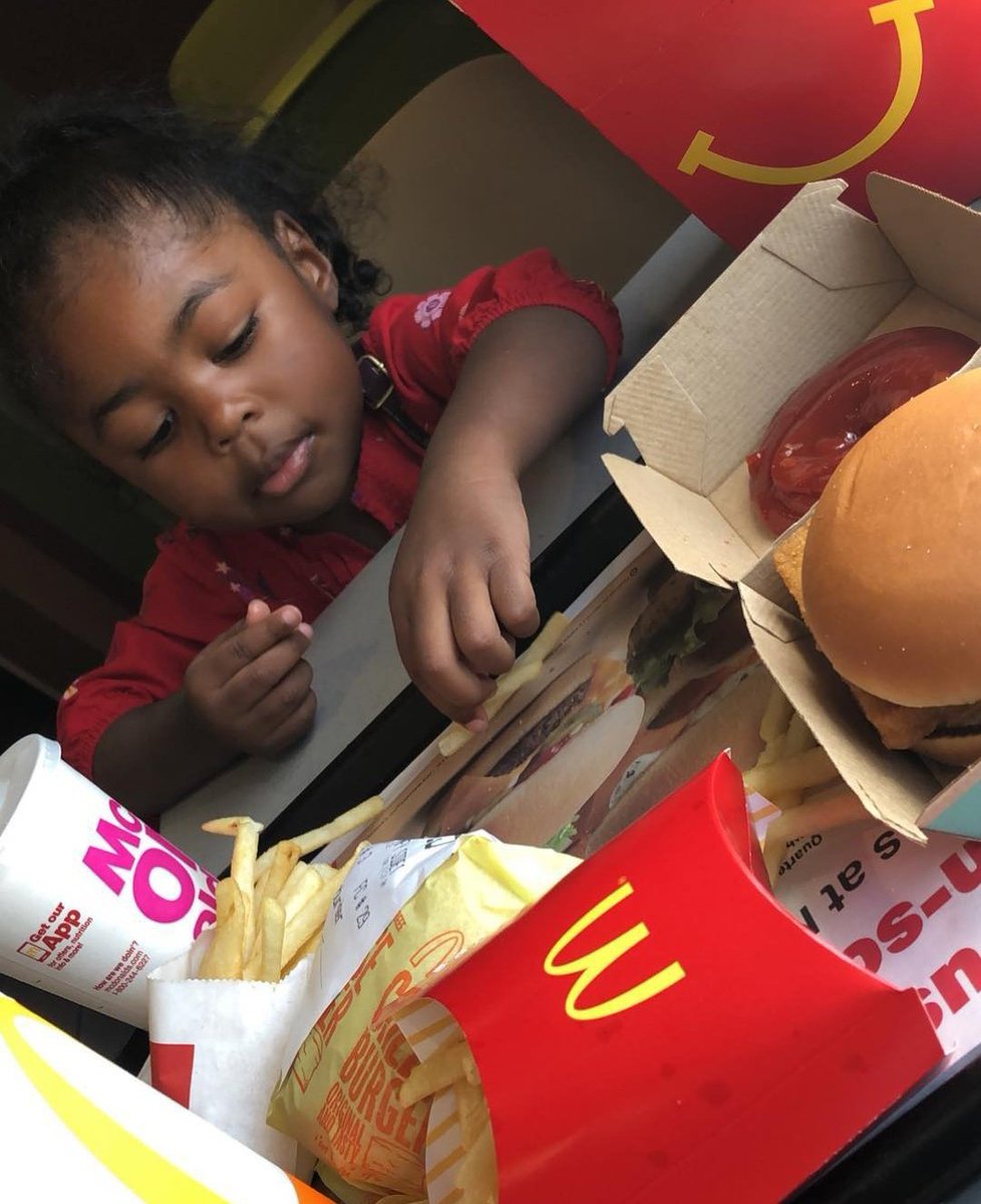 niccoloangelz's tweet image. eu i aurora acabamos dando um perdido no doutor vulgo pai dela e vulgo meu marido também  (é isso ai mesmo que você ta vendo will tamo no mcdonalds)