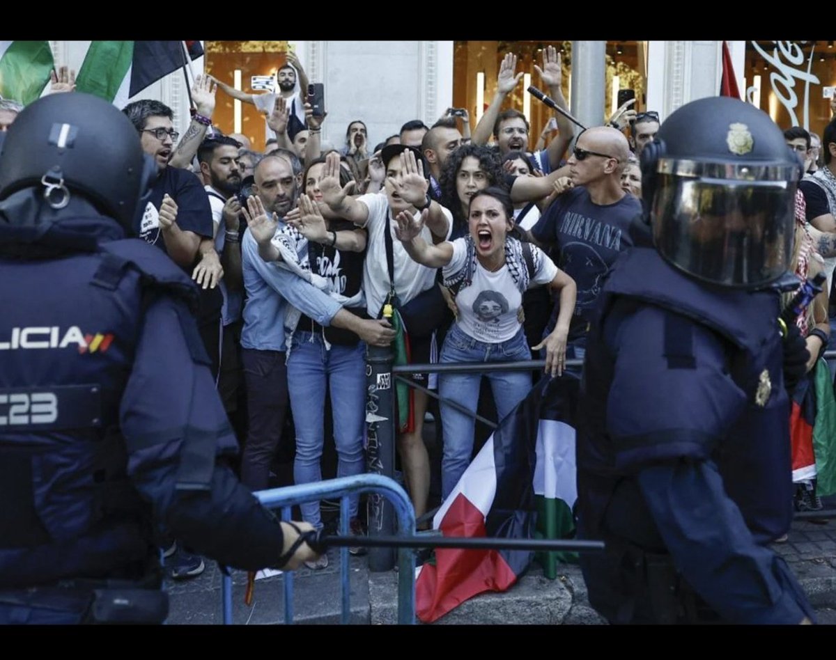 Cepoliciamalaga's tweet photo. @todoesmentiratv Y que nos dice del peligro y la situación que puso @IreneMontero a sus escoltas?
@cep_cepolicia
#TourCep https://t.co/kPuELdPlHA