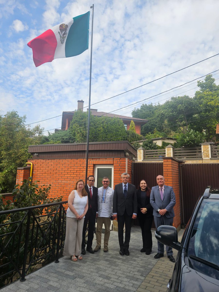 El embajador Audencio Contreras ofreció un almuerzo al embajador designado de 🇺🇦 en 🇲🇽, Serhii Pohoreltsev, y al director general de la Dirección General de Servicios a las Misiones Diplomáticas (GDIP), Pavlo Kryvonos.

Le deseamos éxito al embajador Pohoreltsev en su misión en🇲🇽