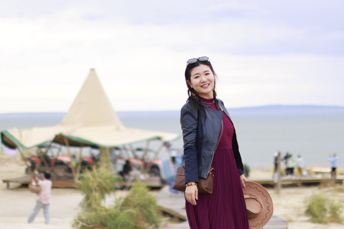 ¿Pueden creer que detrás de mi no es mar? Es el lago Ulungur de #Xinjiang
Que tu corazón también se expanda así de vasto.
 #FelizLunes amigos! #MondayMotivation