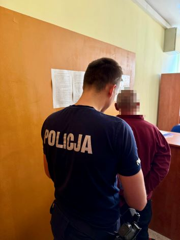 UkroWatch's tweet photo. Ukrainiec napadł na policjantów

50-letni Ukrainiec włamał się na posesję z nożem i zaatakował starszego mężczyznę. Po przybyciu policjantów Ukrainiec zaczął rzucać w kierunku mundurowych butelkami, następnie wymachiwał nożem.

https://t.co/qfUG9EzGnQ https://t.co/e3vyaQz6RW