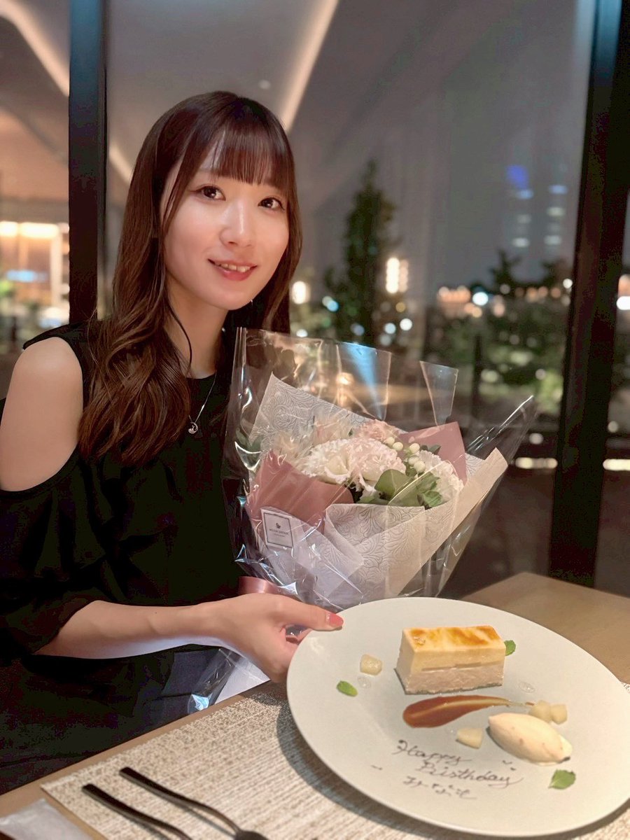 昨日は日帰りで弟のお見舞い。やっと行けた〜
大事故だったけど、奇跡。戻ってきてくれました🥲✨
兄はいつもどおりたくましかった💪

今年はずっと激動です。でも3年周期の絶頂期らしい。
運勢なんて関係ないですね😌

あとだいぶ前だけど今月お誕生日でした。
ライブに祝いに来てください。