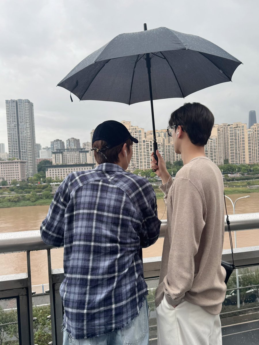 มีพล็อตนึง พระเอกเป็นคนใช้ชีวิตตอนกลางวัน นยเอกใช้ชีวิตตอนกลางคืน วันนึงบังเอิญเดินผ่านกันแล้งเผลอสบตา 1 ครั้ง ทั้งสองคนหยุดคิดถึงจังหวะที่เผลอสบตากันไม่ได้ เลยต่างคนต่างพยายามไปที่เดิมหลาย ๆ ครั้ง แต่ก็ไม่เจอเพราะไปคนละเวลา ลองแล้วลองอีกจนเวลา 17:17 น. ของนึง