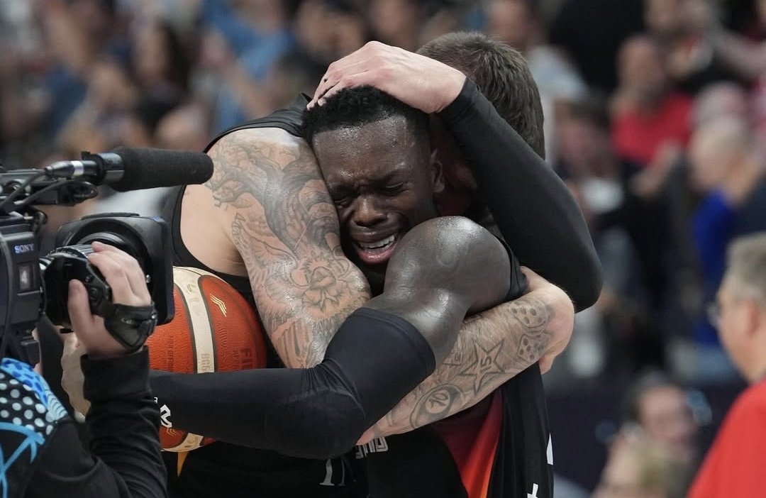 sunpunkt's tweet image. Für mich die Bilder der EM. Die Emotionen von Dennis, die Überraschung für Moe, dafür lieb ich die Jungs!
#DBBTeam