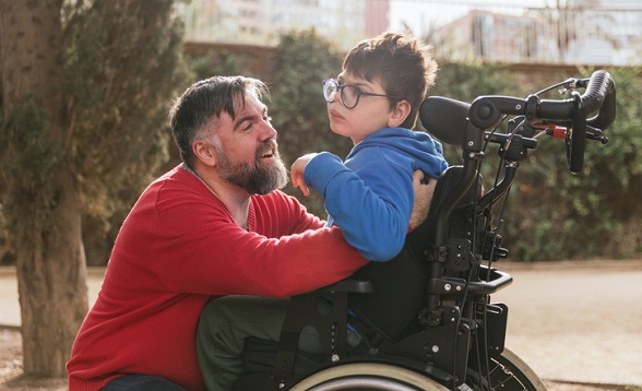 Au nom de l'interdiction de discrimination indirecte fondée sur le handicap, l'employeur est tenu d'adopter des "aménagements raisonnables" à l'égard d'un employé qui s'occupe de son enfant handicapé, juge la Cour de justice de l'Union européenne.
lemediasocial.fr/les-parents-d-…