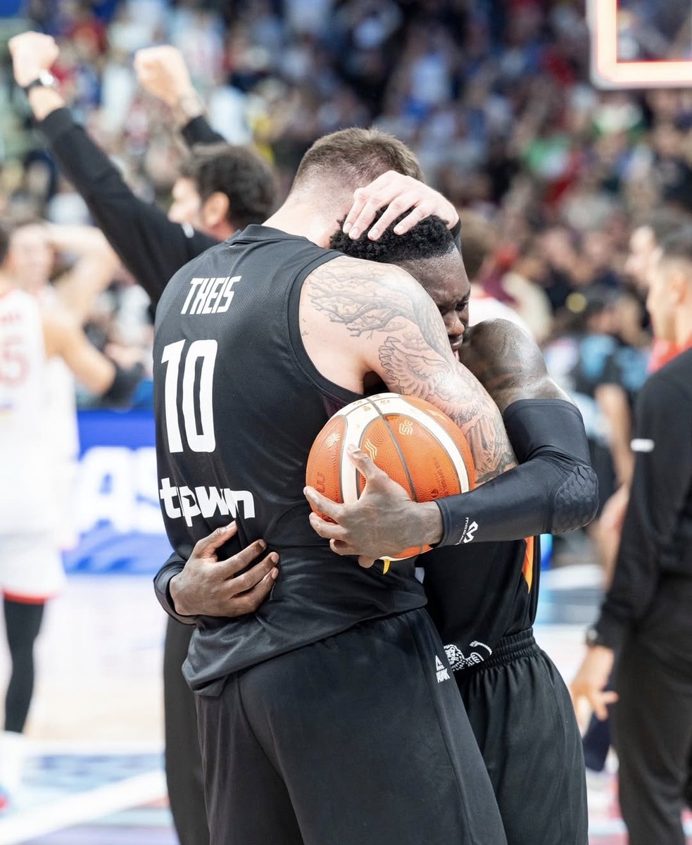 sunpunkt's tweet image. Für mich die Bilder der EM. Die Emotionen von Dennis, die Überraschung für Moe, dafür lieb ich die Jungs!
#DBBTeam