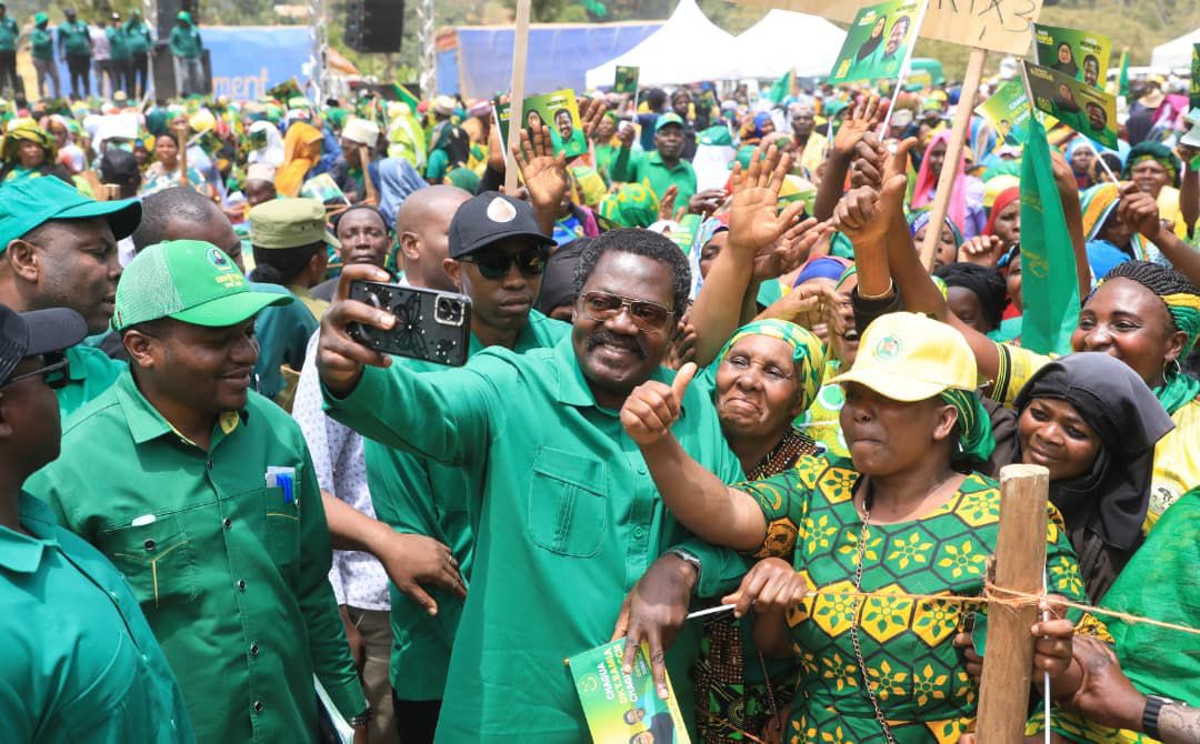 ccm_tanzania's tweet photo. Mgombea Mwenza wa CCM, Balozi Dkt. Emmanuel Nchimbi, akipiga picha ya pamoja (selfie) na wananchi wa Bumbuli wakati wa mkutano mkubwa wa hadhara uliofanyika leo Jumatatu, Septemba 15, 2025, katika Uwanja wa Soni, Wilaya ya Lushoto, Mkoa wa Tanga. https://t.co/OXe9JCAc6Q