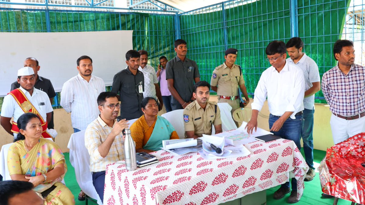 సోమవారం ఎస్.ఎస్. తాడ్వాయి మండలం మేడారంలోని శ్రీ సమ్మక్క సారలమ్మ దేవాలయం ప్రాంగణంలో గౌరవ మంత్రివర్యులు <a href="/seethakkaMLA/">Danasari Seethakka</a> గారు, జిల్లా కలెక్టర్ గారు, పూజారులు &amp; సంబందిత అధికారులతో కలిసి సమీక్ష సమావేశం నిర్వహించారు
<a href="/TelanganaCMO/">Telangana CMO</a> 
<a href="/TelanganaCS/">Office of Chief Secretary, Telangana Govt.</a> 
<a href="/IPRTelangana/">IPRDepartment</a>