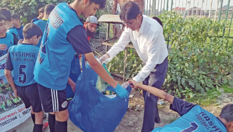 Sana_Kaif1's tweet image. 🌍👏 Ehsaas Foundation &amp;amp; Kashmir Football Academy (KFA) join forces for a massive cleanliness drive at Anjum Ground &amp;amp; surrounding streets in Qamarwari, Srinagar. Footballers &amp;amp; volunteers spread the message of hygiene &amp;amp; civic responsibility! 
🧹🚮 #CleanKashmir #CommunityEffort
