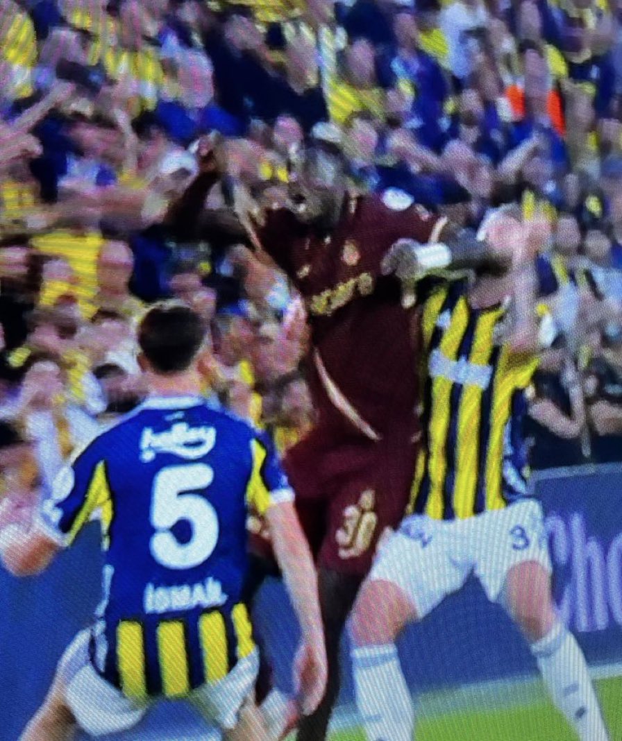 Bu kadar net bir pozisyon ve faul varken
bu kadar toz kalkması ve tepkiler Fenerbahçe’nin doğru yolda olduğunu gösteriyor..
