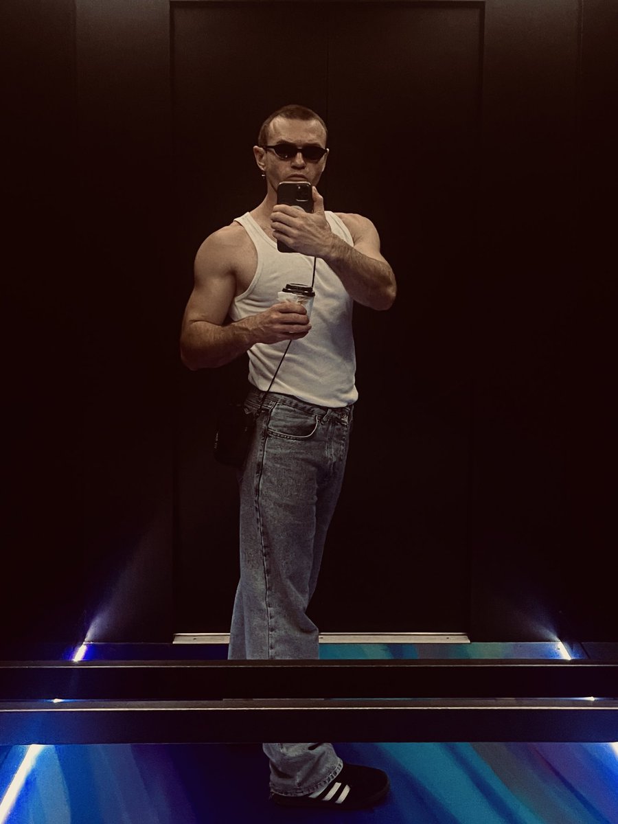 Это я в Батуми,пока мне тут не нравится ,но думаю прибухну вина и ситуация изменится 😂