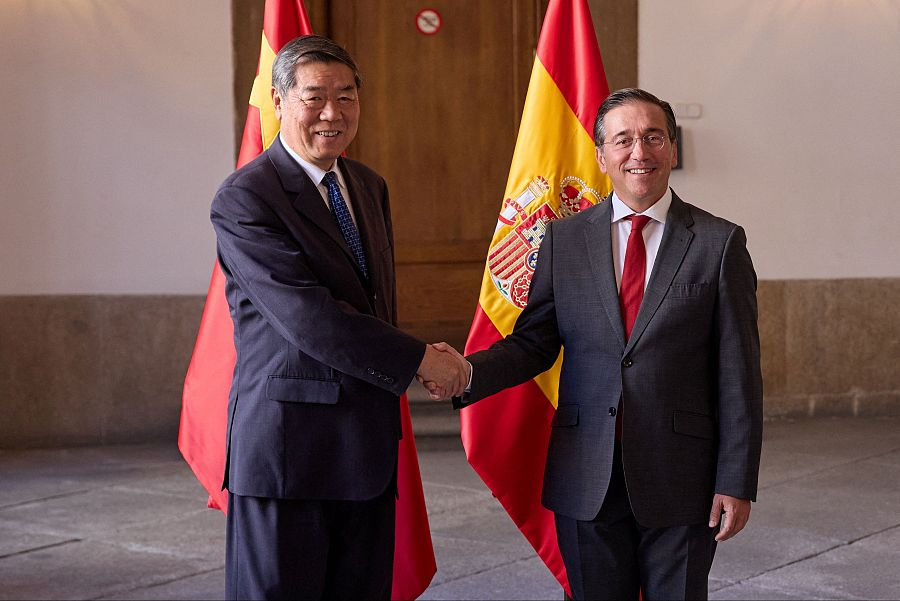 NuriaSuarez_R0's tweet photo. China y EEUU se reúnen en Madrid para llegar a un acuerdo comercial. El Ministro de Exteriores ha recibido a ambas delegaciones.

Pues no parece que España esté tan aislada. Igual es mejor para las relaciones internacionales no ser sumiso con la superpotencia🇺🇸
#DirectoAlGrano15S https://t.co/cLNNneVATW