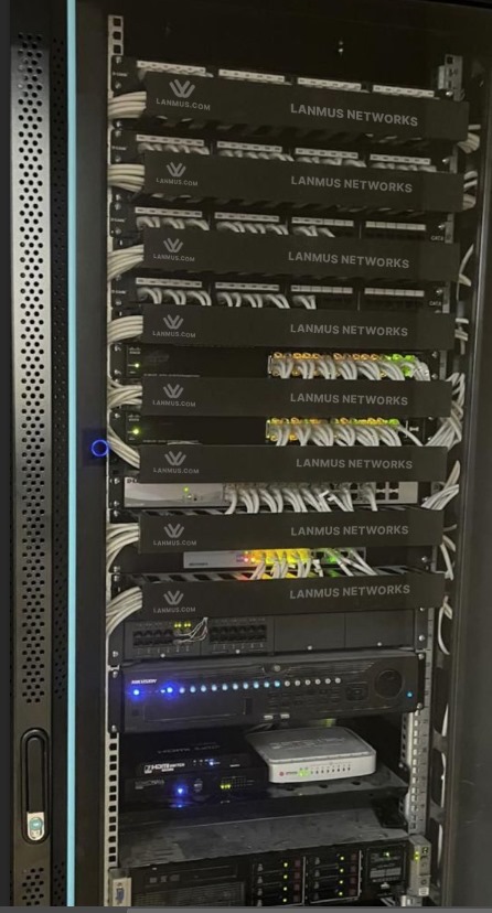lanmusnetworks's tweet image. Clean. Powerful. Connected. ⚡
This is what business reliability looks like → a rack built for speed, stability &amp;amp; 24/7 uptime.
👉 Choose Lanmus Networks for zero compromises in connectivity.

#LanmusNetworks #Networking #SmartSwitching #Tech #BusinessGrowth