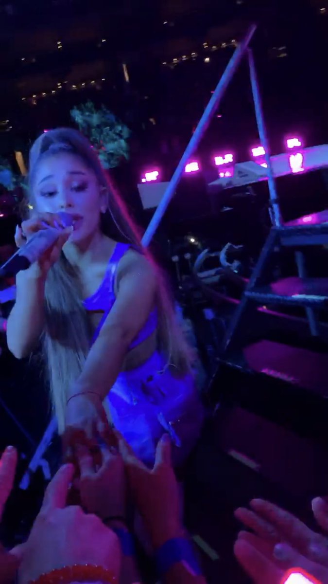 ekplummer's tweet photo. Ariana pointing at me to hold my hand🥹 https://t.co/ZII9tgZOjw