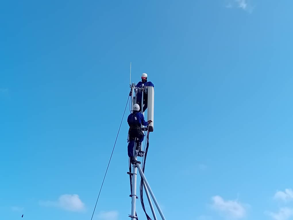 Mientras tú navegas, hay torreros escalando el futuro. Su labor en el despliegue de nuevas radio bases es clave para conectar cada rincón. Héroes anónimos que hacen posible la señal que nos une. #EtecsaConCuba