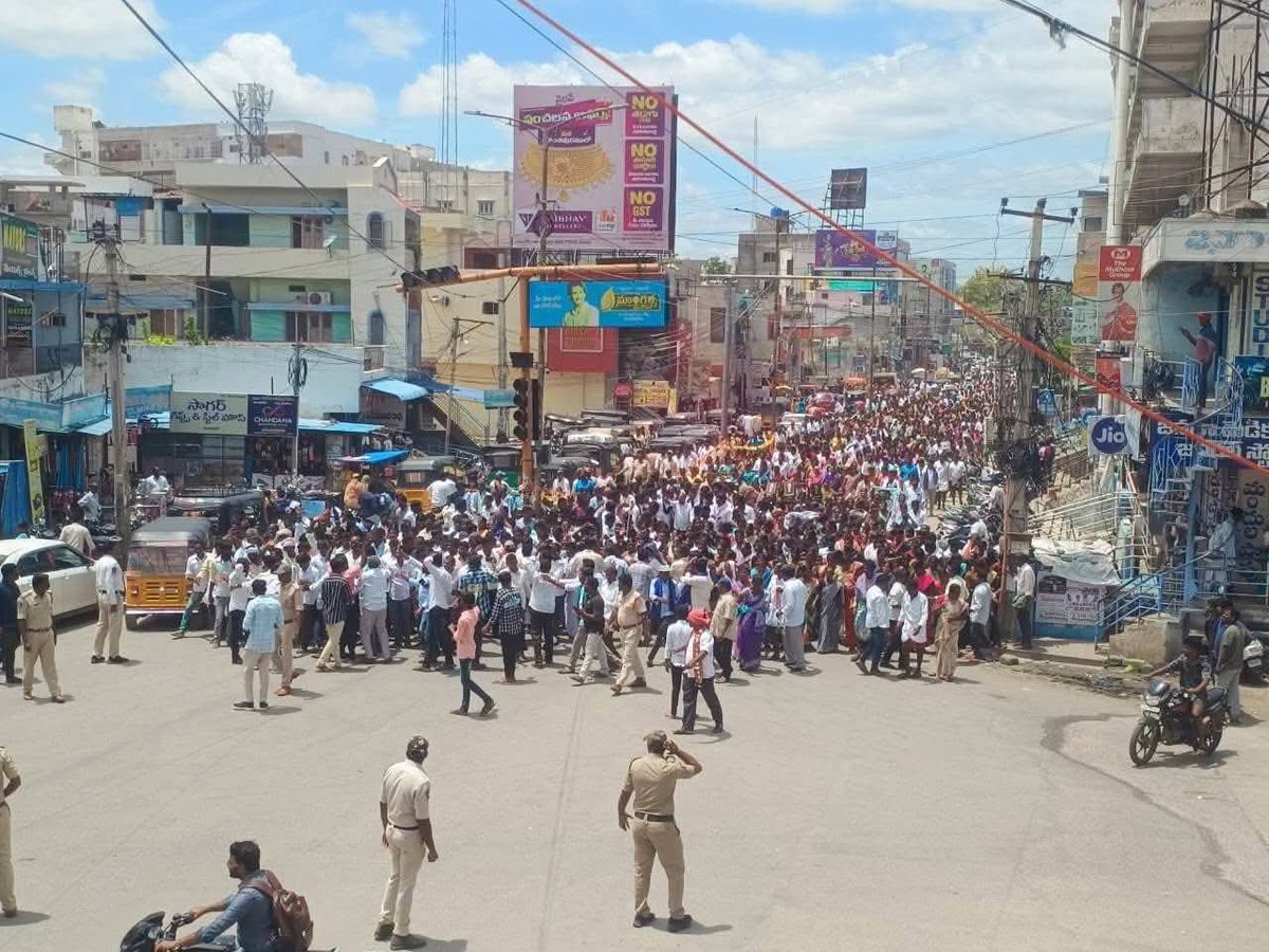 yysrcp007's tweet photo. RDT కోసం కదం తొక్కిన ప్రజలు… రాజకీయ పార్టీలతో సంబంధం లేకుండా.
శక్తివంతమైన ఉద్యమం ప్రజాశక్తితో ముందుకు పోతుంది…కేంద్రం దిగివస్తే సమస్య పరిష్కారం అవుతుందని ఆశిస్తున్నాం.
#SaveRDT
#RDTProtection 🙏 https://t.co/uLqilYxSeO
