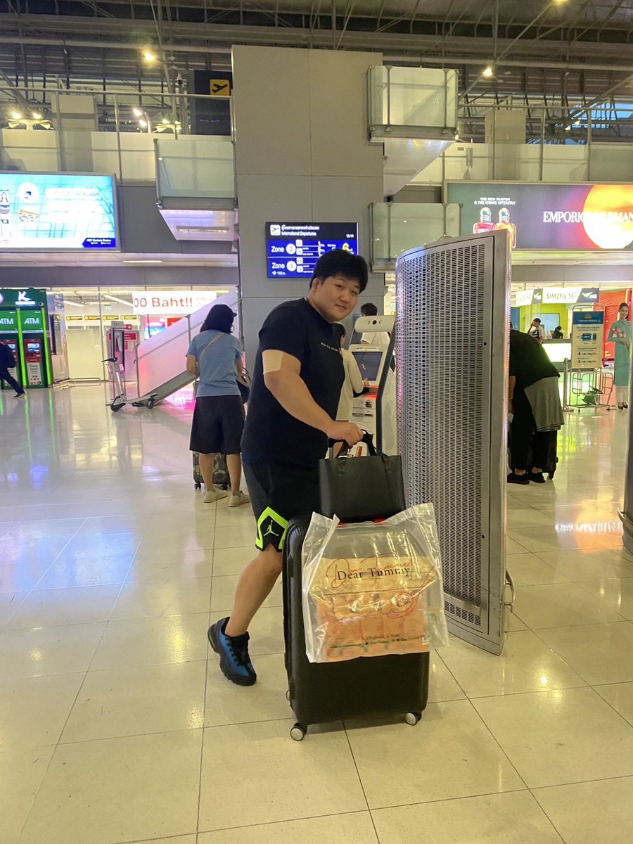 makezugirai23's tweet photo. 三輪選手、これから帰国です。
お土産をたくさん買えてご満悦です。
デュプランティスの世界新で守護神の活躍が霞かけましたが、ギリセーフです。次は国スポでしょうか。1人七連覇目指して頑張ってください。 https://t.co/v35pCZ59Nc