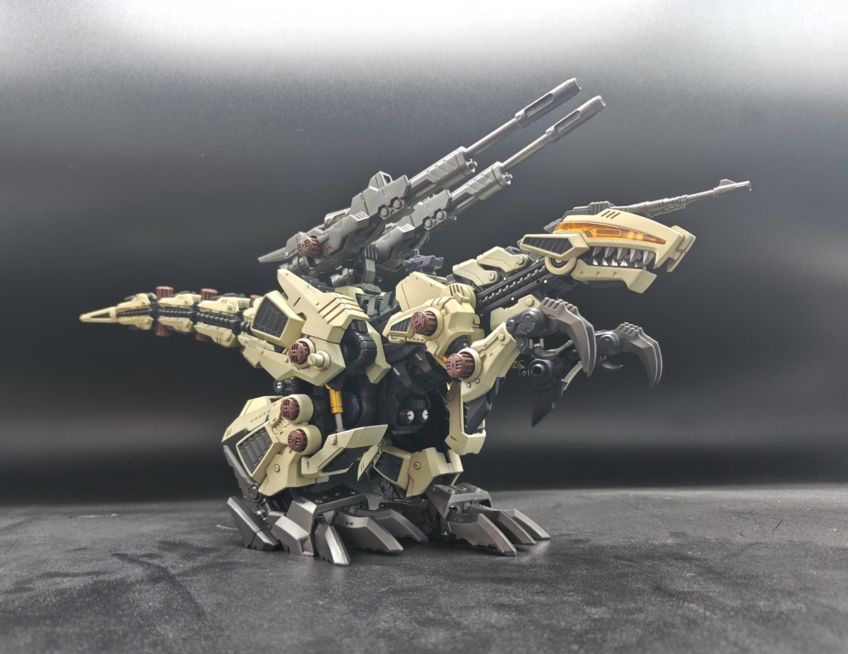 Wise_man_time's tweet photo. 20年ぶりだね…電動モデルの君を組み立てるのは。
AZジェノザウラー、全塗装にて2005年恐竜博バージョン完成とさせていただきます。
基本はMr.カラーでエアブラシ塗装。
今回は細かい銀と赤にポスカを使ってみました。
赤の発色は今までの塗料またはマーカーの中ではダントツですね
#ZOIDS 
#ゾイド https://t.co/WXNF5xCykT