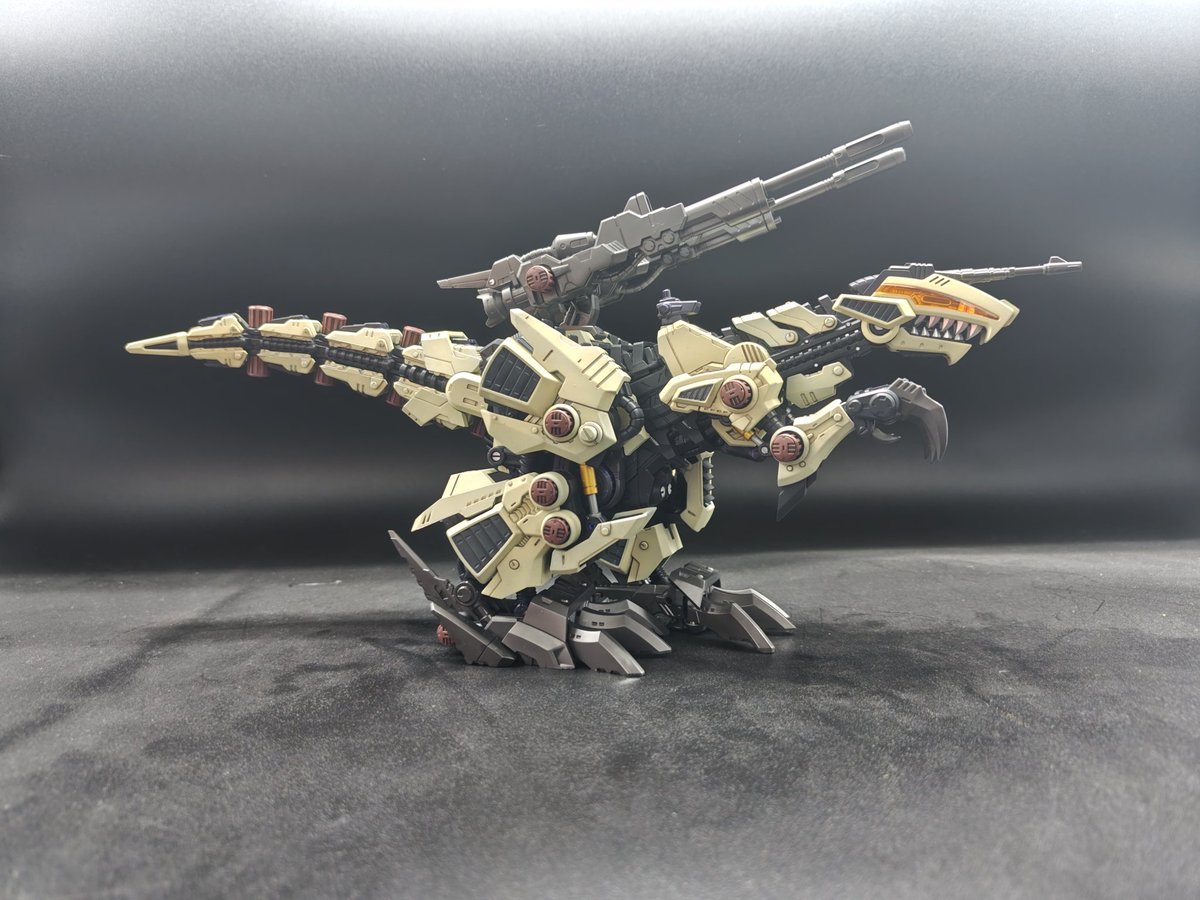 Wise_man_time's tweet photo. 20年ぶりだね…電動モデルの君を組み立てるのは。
AZジェノザウラー、全塗装にて2005年恐竜博バージョン完成とさせていただきます。
基本はMr.カラーでエアブラシ塗装。
今回は細かい銀と赤にポスカを使ってみました。
赤の発色は今までの塗料またはマーカーの中ではダントツですね
#ZOIDS 
#ゾイド https://t.co/WXNF5xCykT