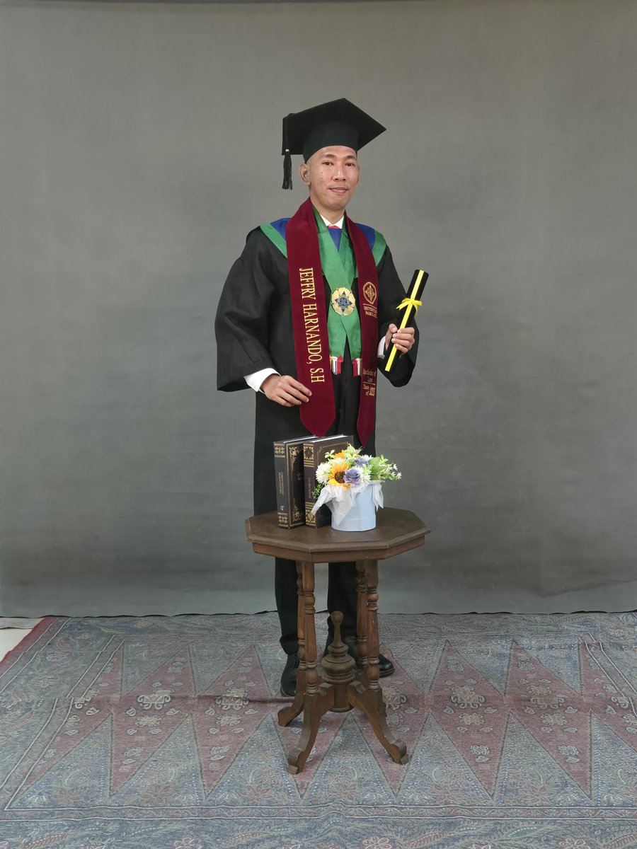 Jeffry_Harnando's tweet photo. @AurelyWindy Mi, aku sudah wisuda. Kangen Mami 🥲 https://t.co/SgKm5husWJ