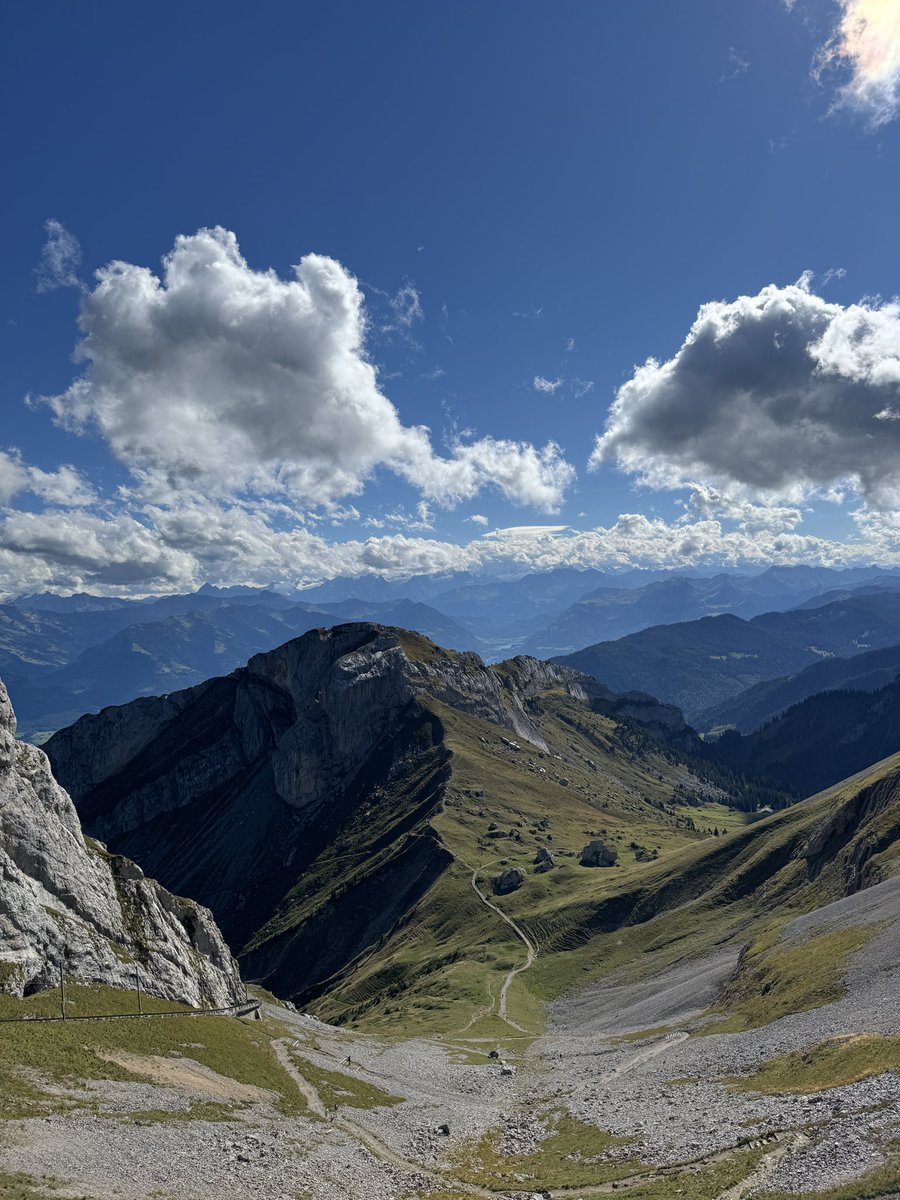 山の上でも電波あって良い
今日は大自然を背景にワーケーション